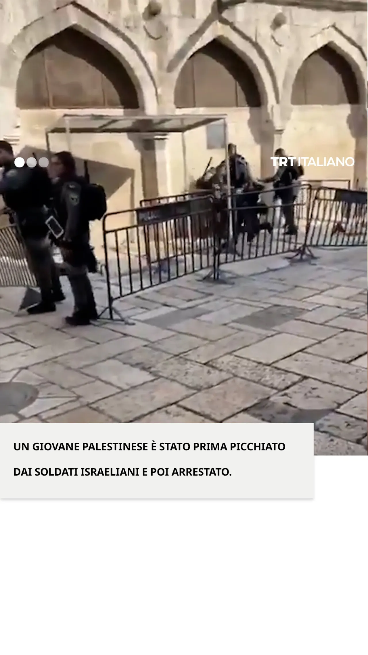 Un giovane palestinese è stato picchiato e arrestato dai soldati israeliani